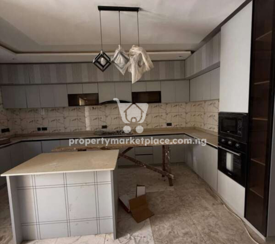 4 bedroom semi-detached duplex with a room Bq