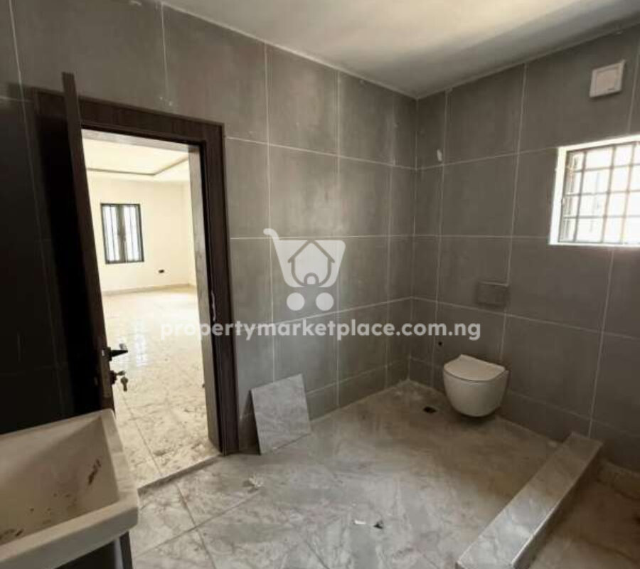 4 bedroom semi-detached duplex with a room Bq