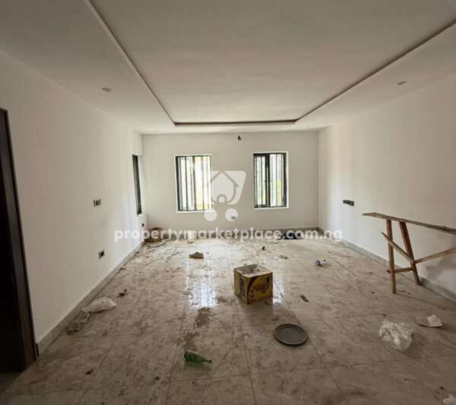 4 bedroom semi-detached duplex with a room Bq