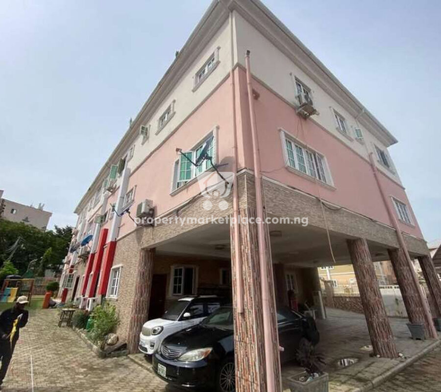 Massive 13 bedroom house on 1000 sqm land