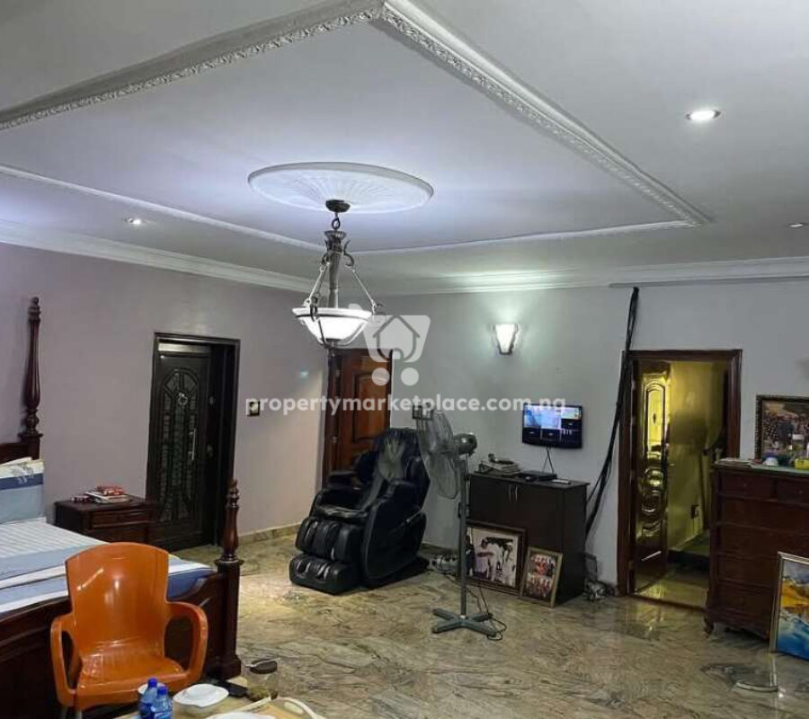 Massive 13 bedroom house on 1000 sqm land