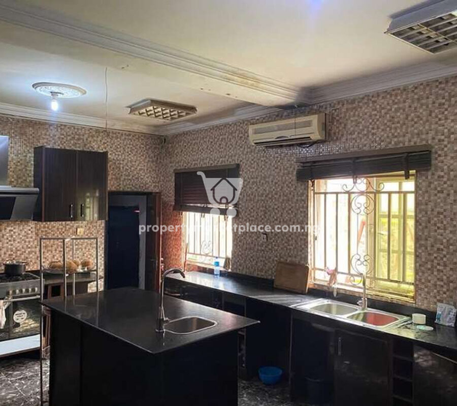 Massive 13 bedroom house on 1000 sqm land