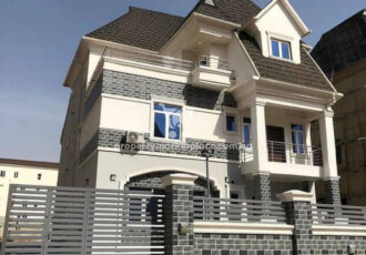 5 bedroom detached duplex in an estate