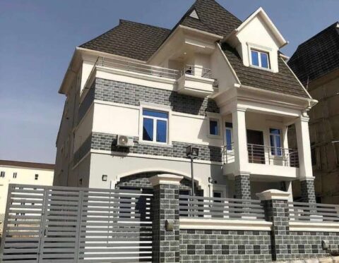 5 bedroom detached duplex in an estate