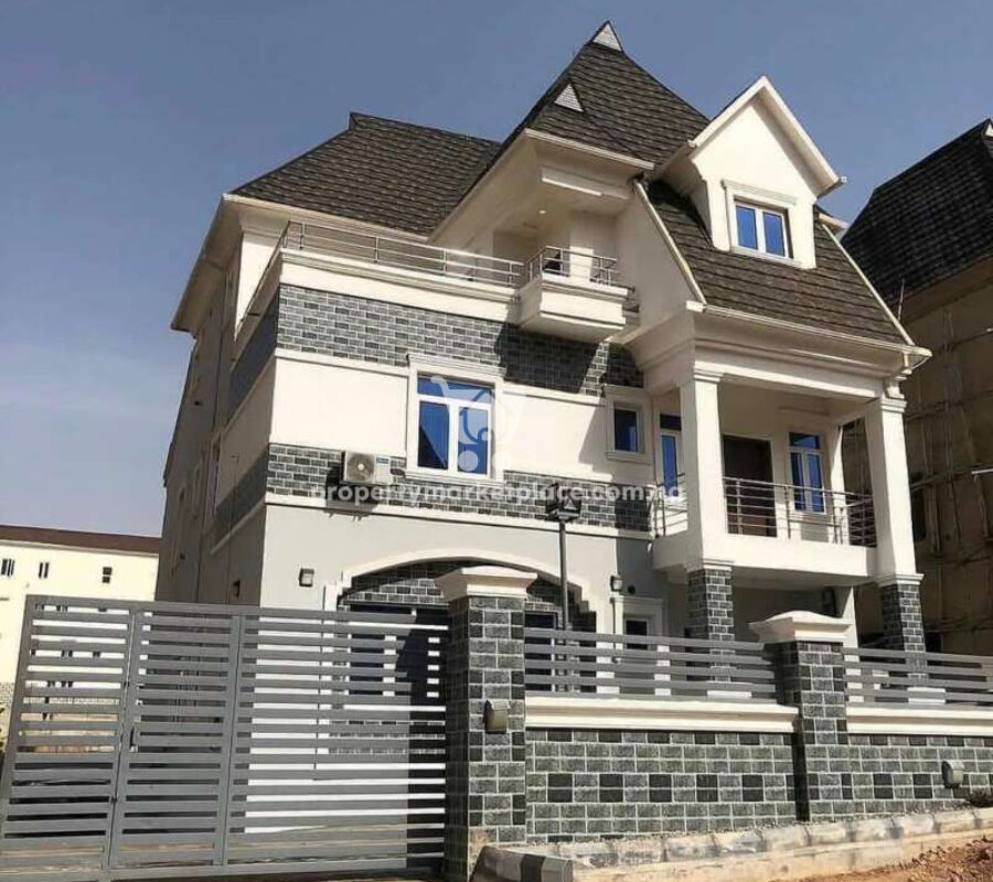5 bedroom detached duplex in an estate