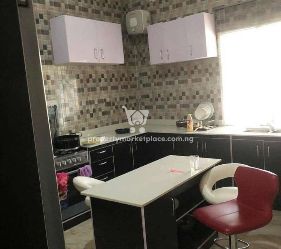 5 bedroom detached duplex in an estate