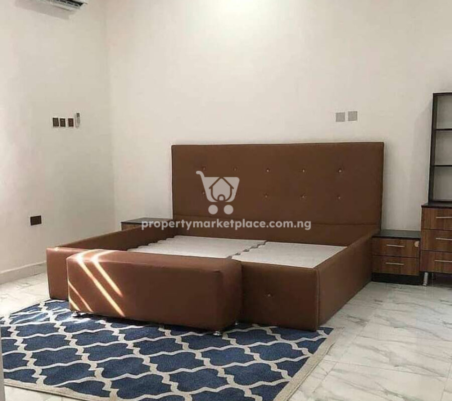 5 bedroom detached duplex in an estate