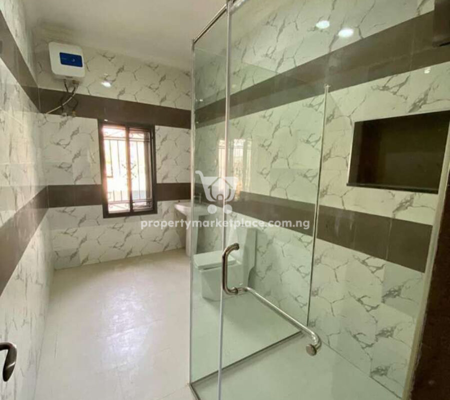 5 bedroom detached duplex in an estate