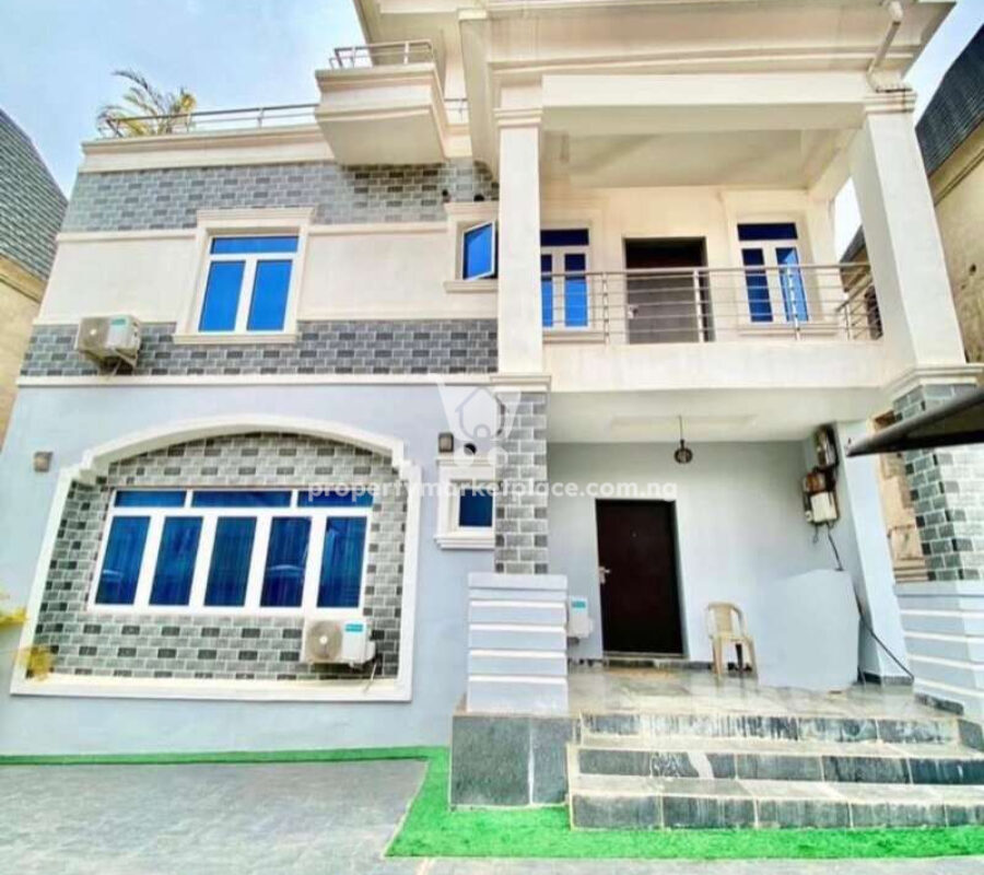 5 bedroom detached duplex in an estate