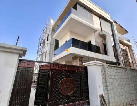 Spacious 5 bedroom detached duplex with 2 rooms Bq