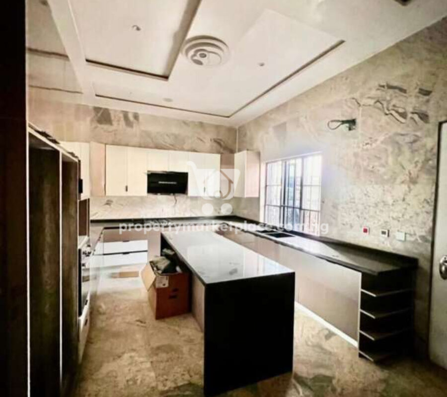 Spacious 5 bedroom detached duplex with 2 rooms Bq