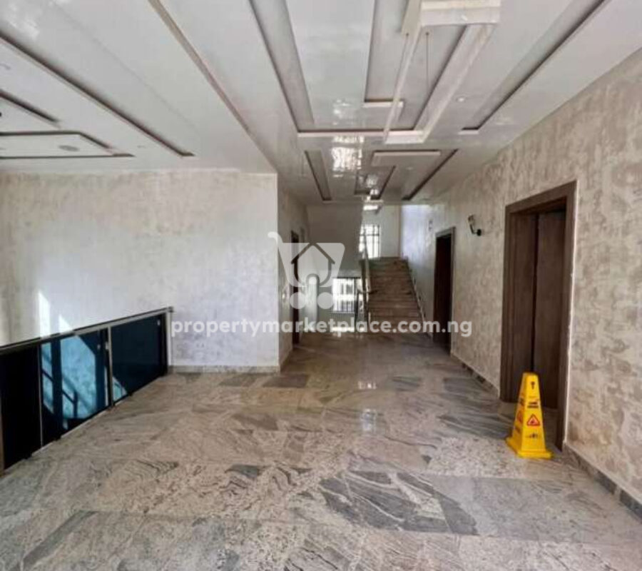 Spacious 5 bedroom detached duplex with 2 rooms Bq