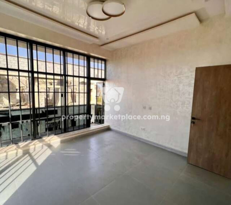 Spacious 5 bedroom detached duplex with 2 rooms Bq