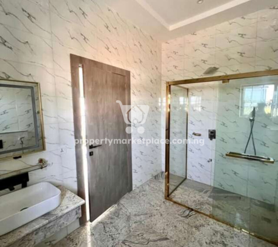 Spacious 5 bedroom detached duplex with 2 rooms Bq