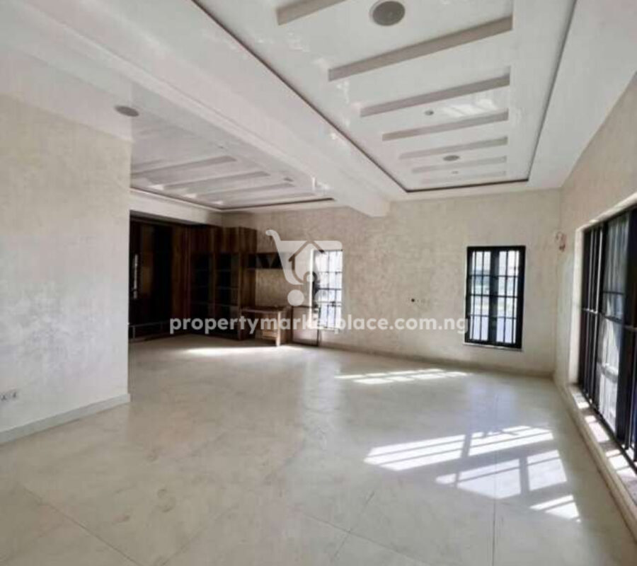 Spacious 5 bedroom detached duplex with 2 rooms Bq