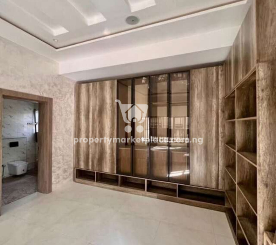 Spacious 5 bedroom detached duplex with 2 rooms Bq
