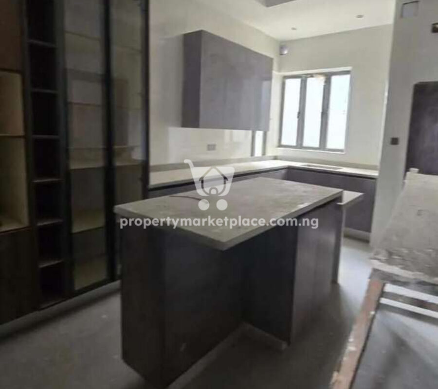 Luxury 5 bedroom semi-detached duplex with a room Bq