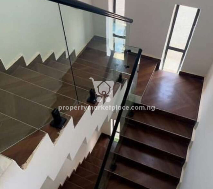 Luxury 5 bedroom semi-detached duplex with a room Bq