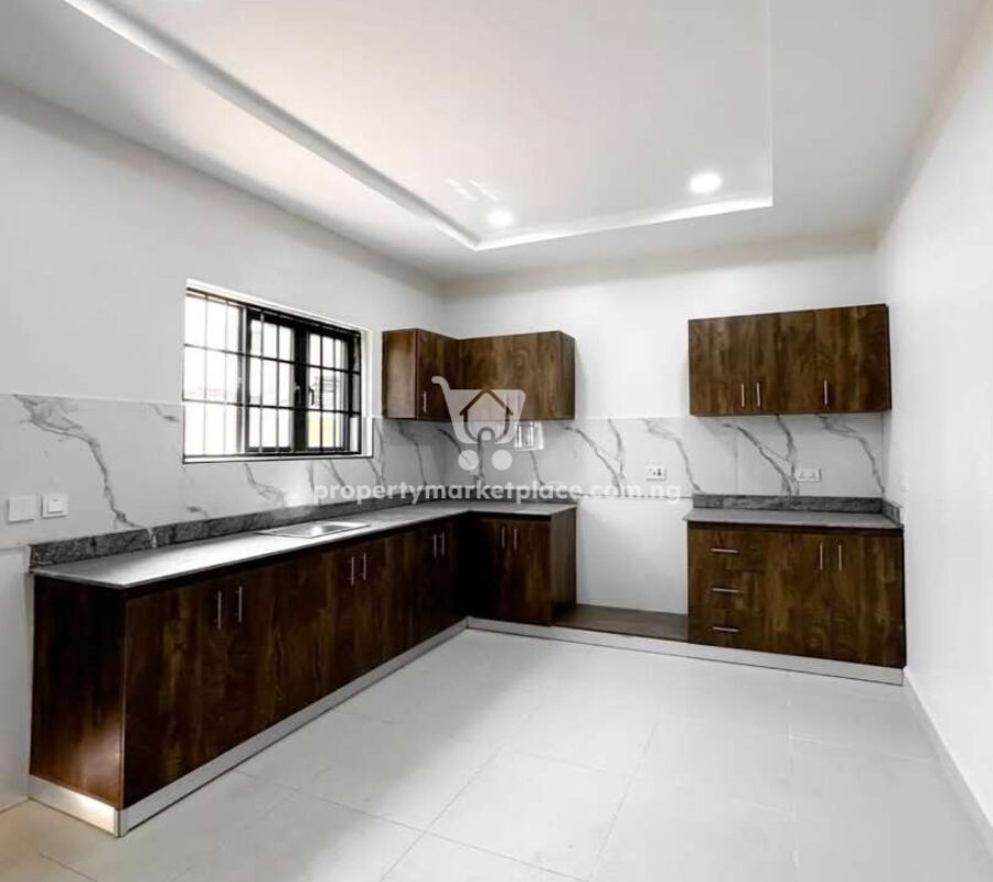 5 bedroom detached duplex with a room boys quarters