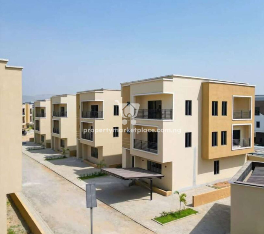 5 bedroom detached duplex with a room boys quarters