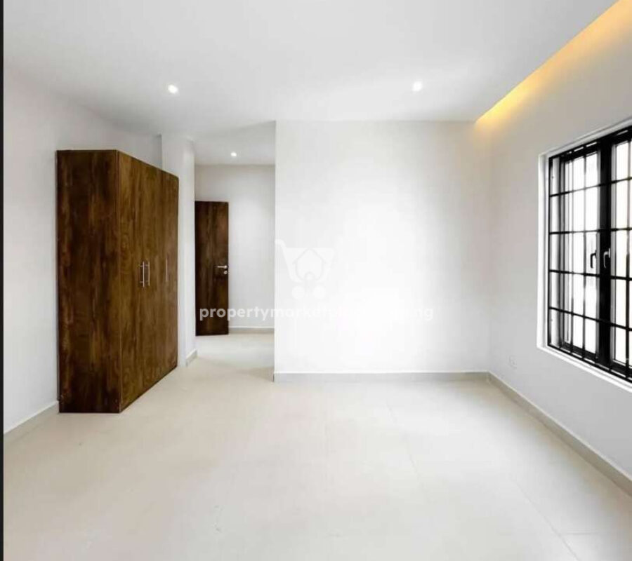 5 bedroom detached duplex with a room boys quarters