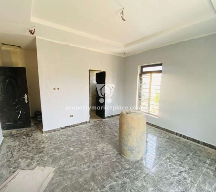 Spacious 3 bedroom flat in a nice area