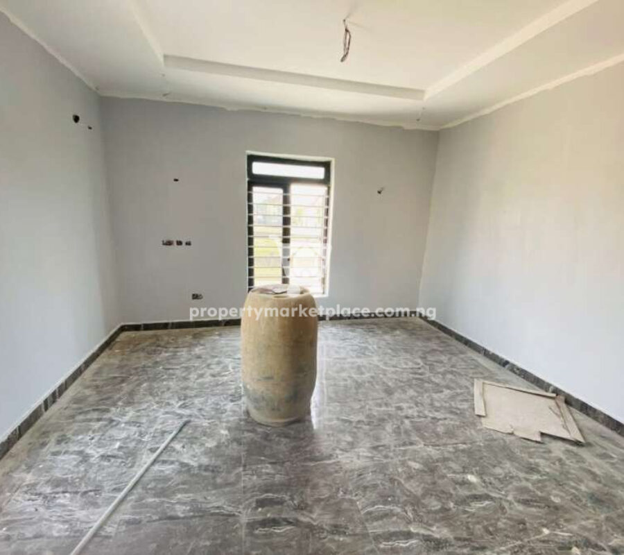 Spacious 3 bedroom flat in a nice area