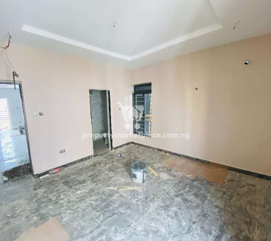 Spacious 3 bedroom flat in a nice area