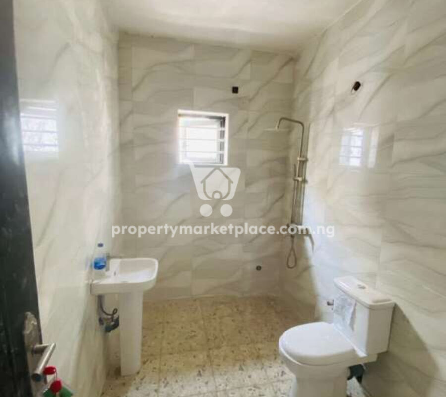 Spacious 3 bedroom flat in a nice area