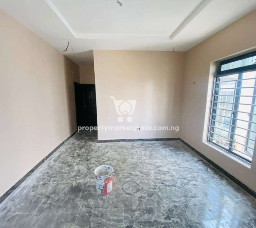 Spacious 3 bedroom flat in a nice area