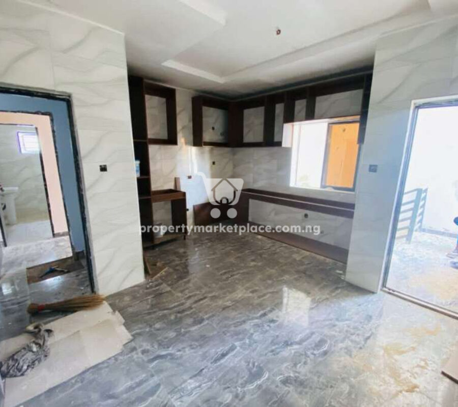 Spacious 3 bedroom flat in a nice area