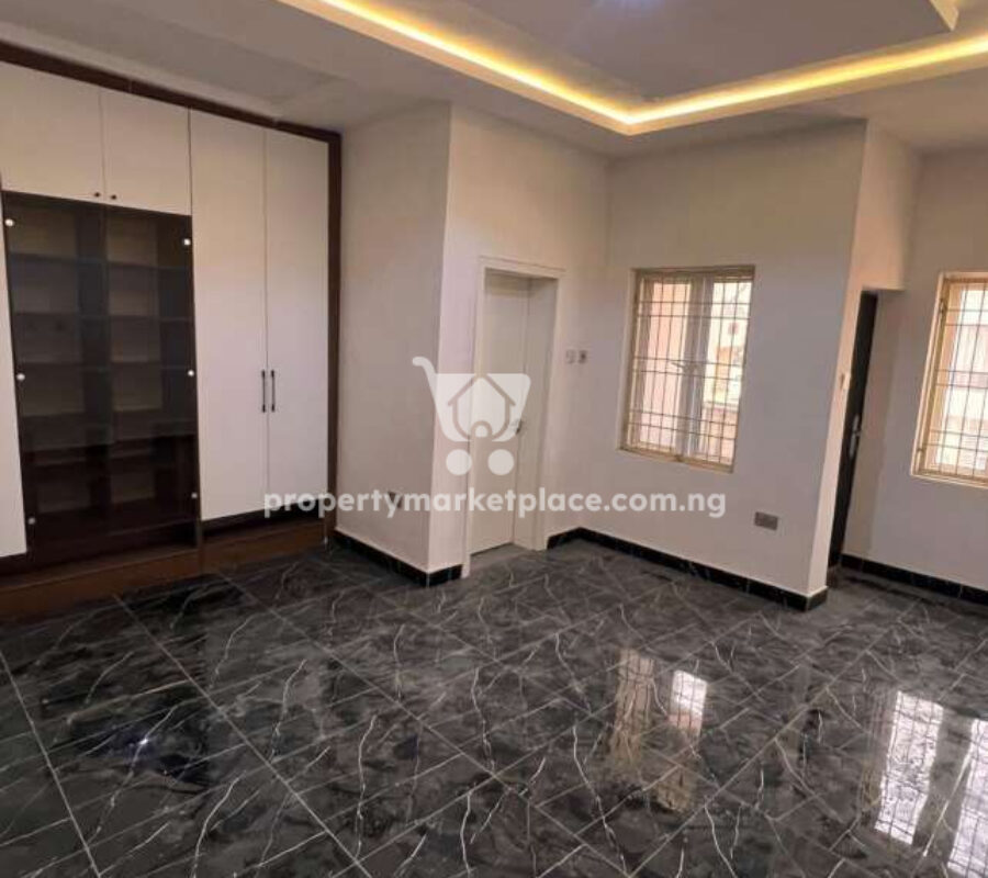 Nicely finished and spacious 3 bedroom terrace duplex in an estate
