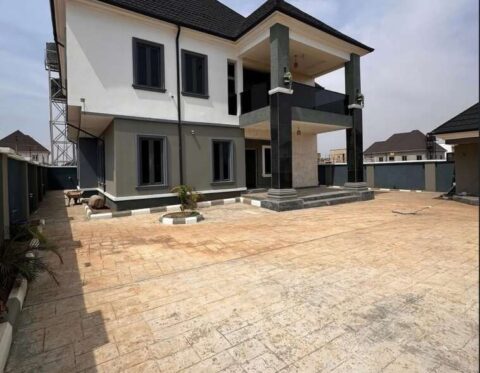 Nicely finished 5 bedroom detached duplex with a room Bq