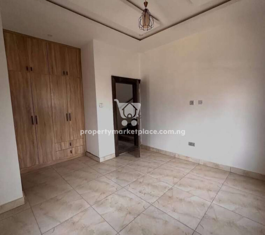 Nicely finished 5 bedroom detached duplex with a room Bq