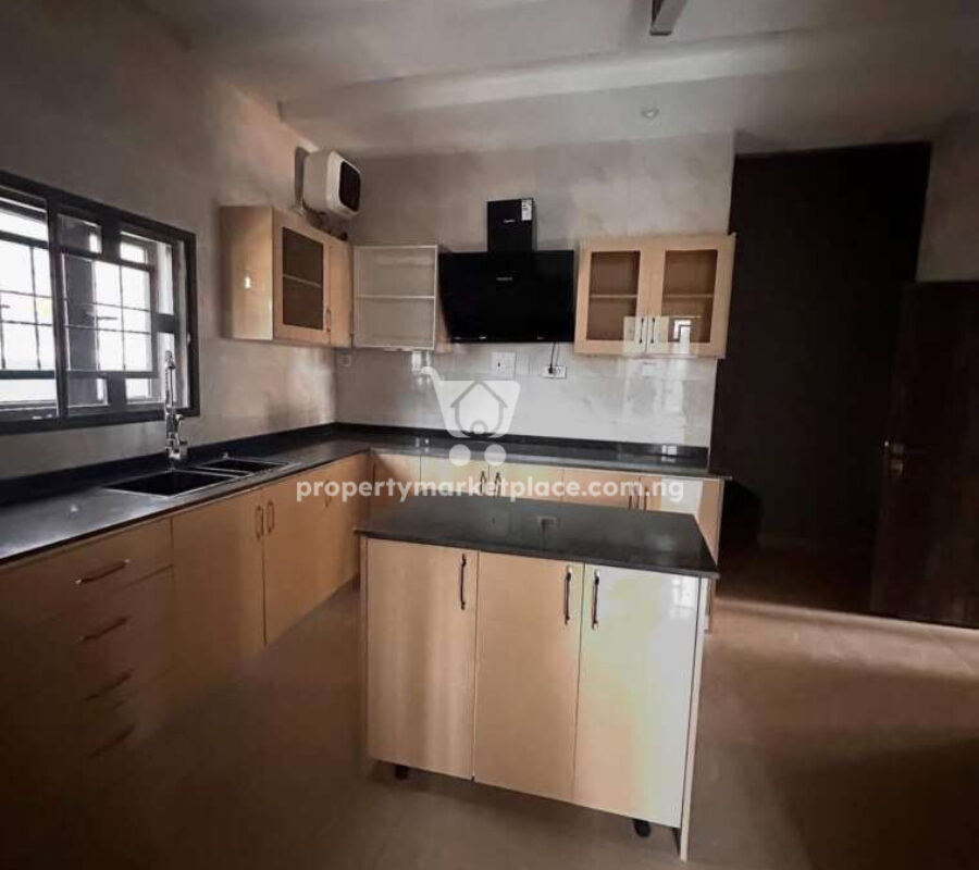 Nicely finished 5 bedroom detached duplex with a room Bq