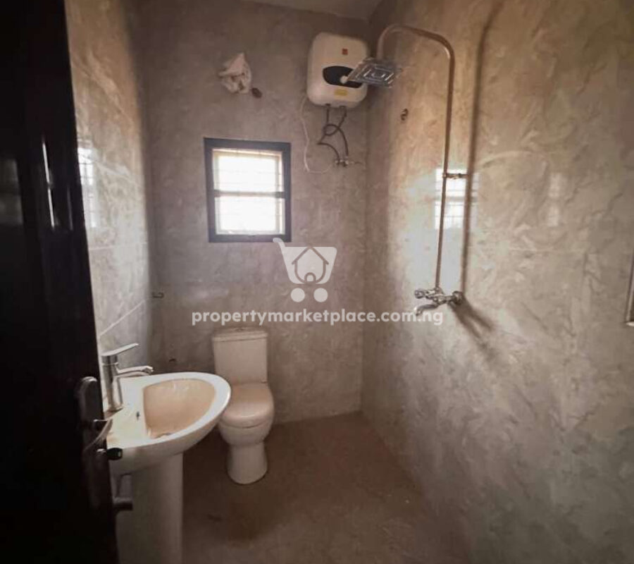 Nicely finished 5 bedroom detached duplex with a room Bq