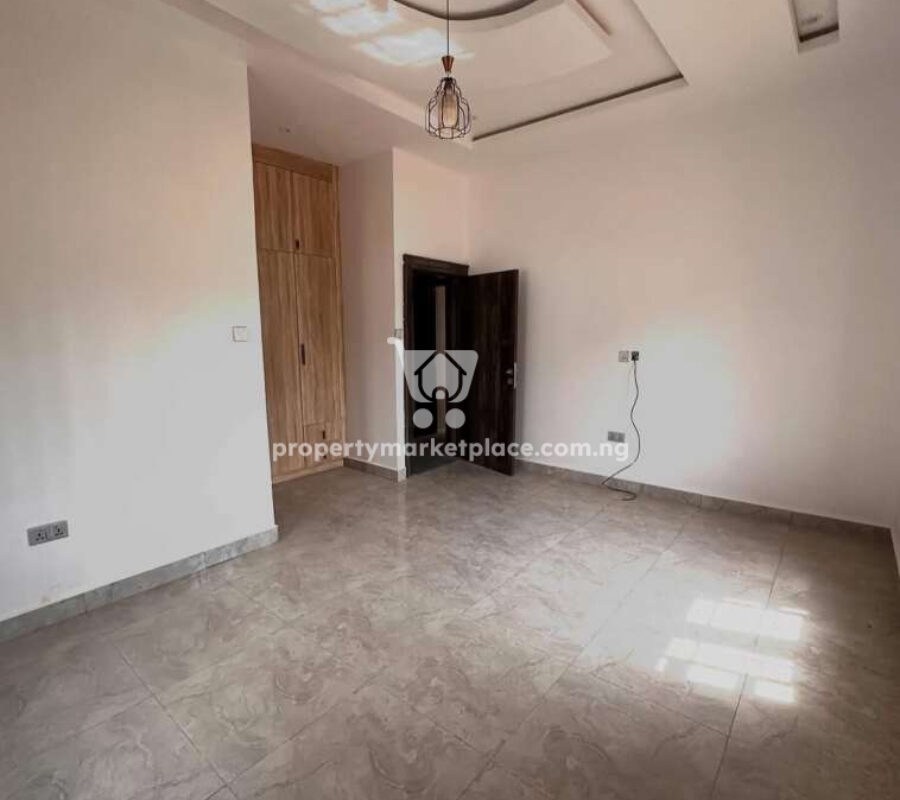Nicely finished 5 bedroom detached duplex with a room Bq