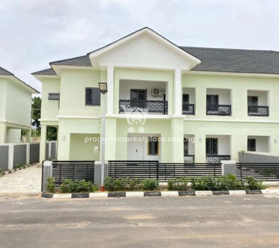 Spacious 4 bedroom semi-detached duplex with a room Bq