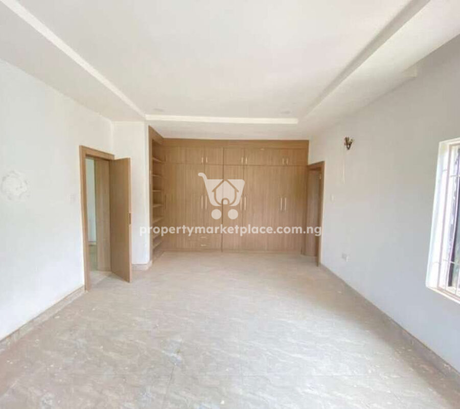 Spacious 4 bedroom semi-detached duplex with a room Bq