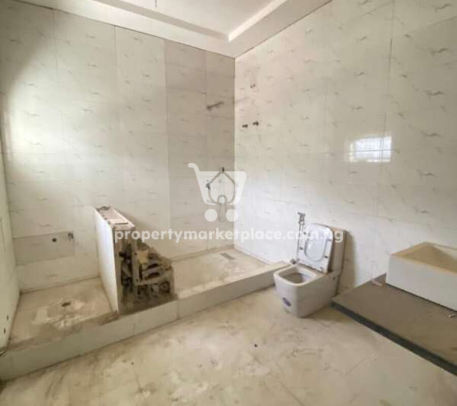 Spacious 4 bedroom semi-detached duplex with a room Bq