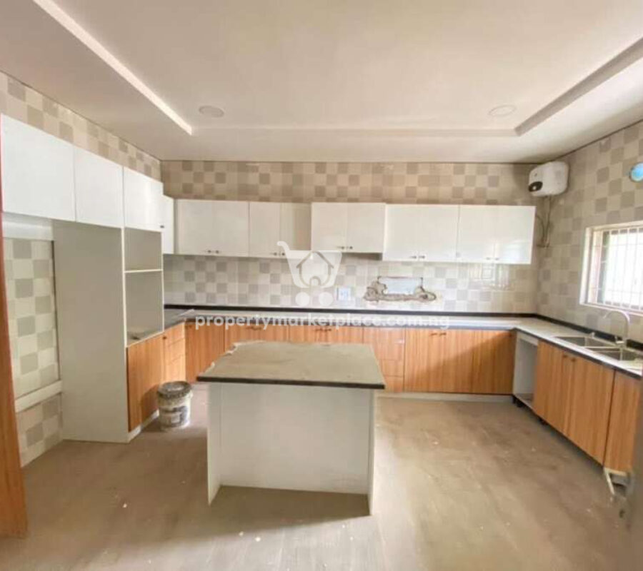 Spacious 4 bedroom semi-detached duplex with a room Bq
