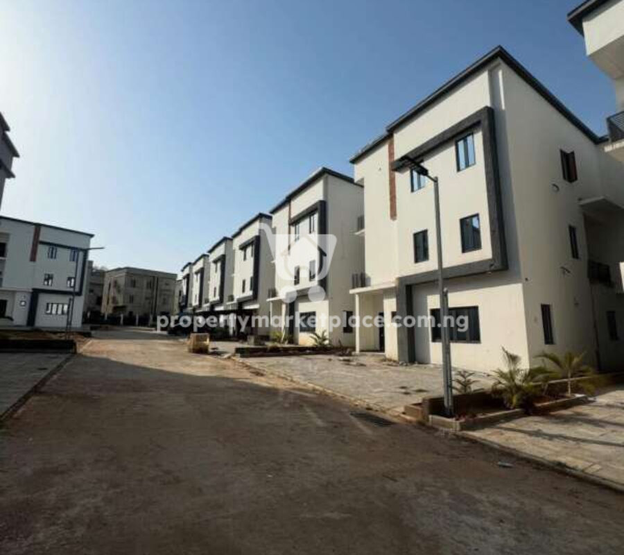 Spacious 5 bedroom detached duplex with a room boys quarters