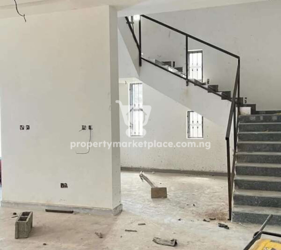 Spacious 5 bedroom detached duplex with a room boys quarters