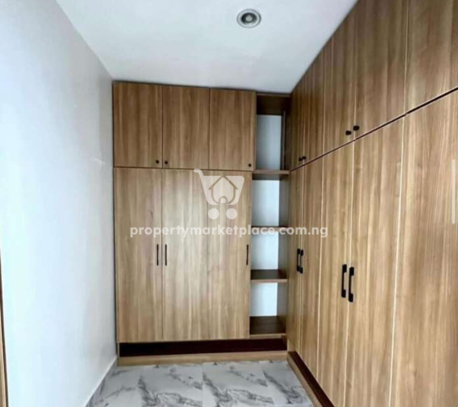 Solidly built 6 bedroom detached duplex with a Bq in an estate