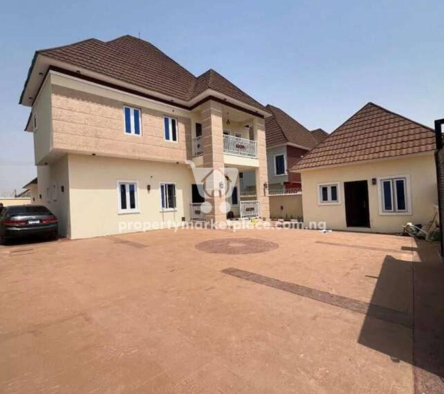 Solidly built 4 bedroom detached duplex with 2 rooms Bq