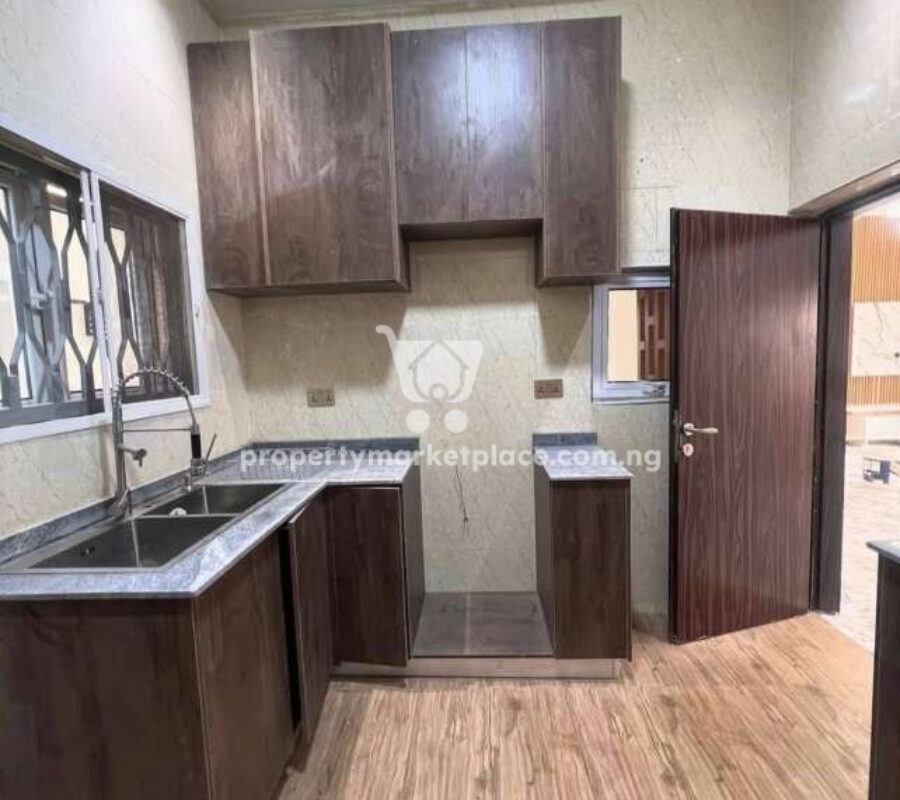 Solidly built 4 bedroom detached duplex with 2 rooms Bq