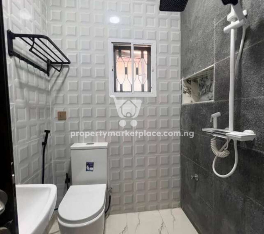 Solidly built 4 bedroom detached duplex with 2 rooms Bq