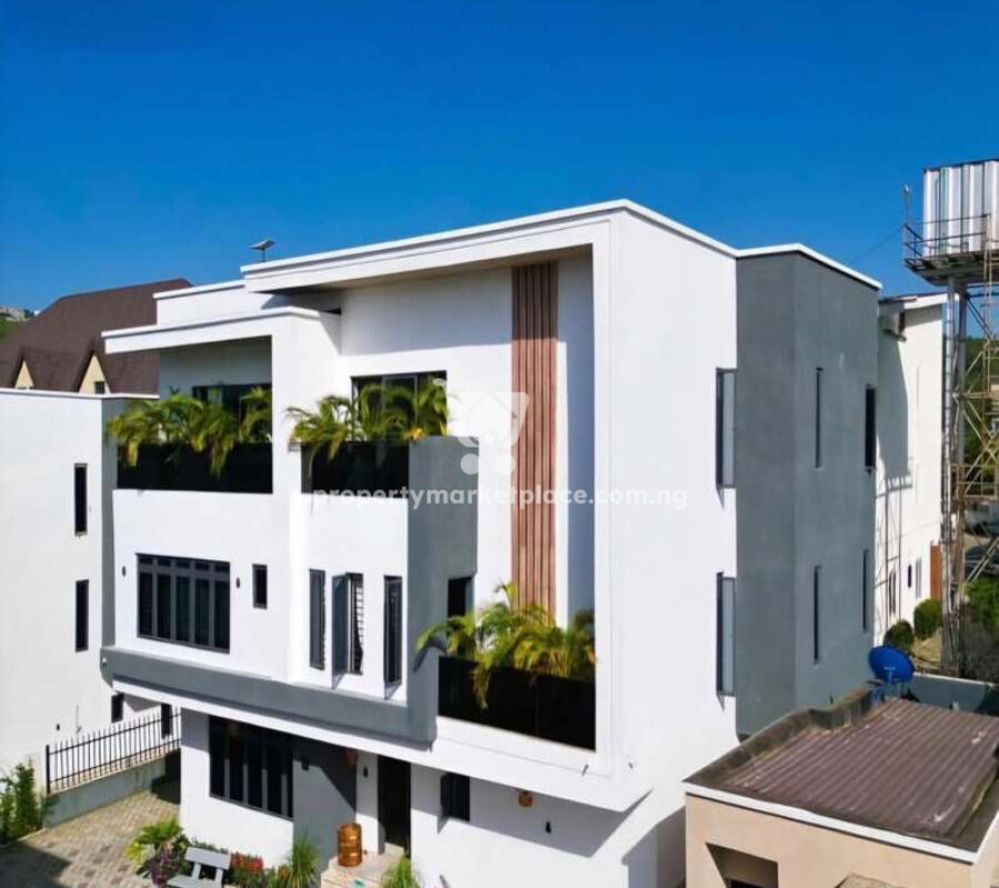 Smart 5 bedroom detached duplex with swimming pool