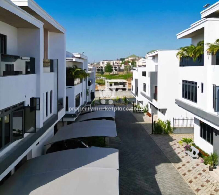 Smart 5 bedroom detached duplex with swimming pool
