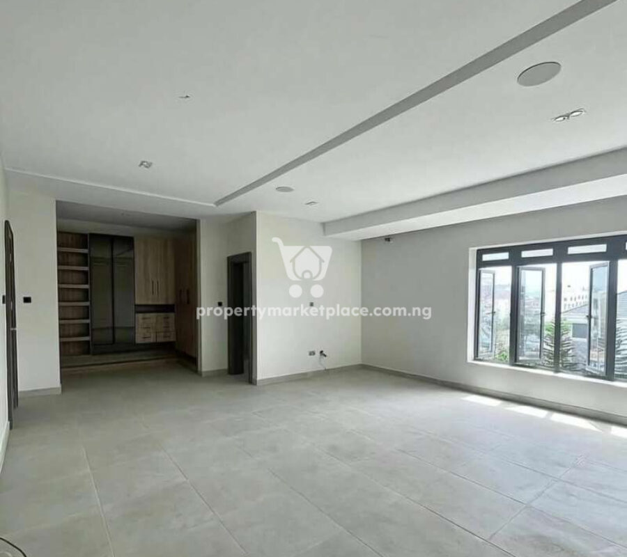 Smart 5 bedroom detached duplex with swimming pool